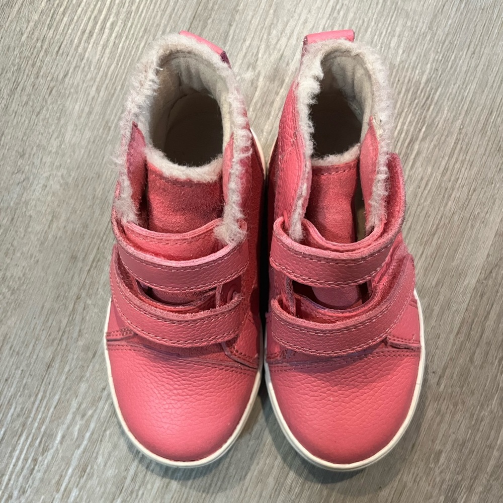 Ugg pink high top toddler sneakers Sz 8